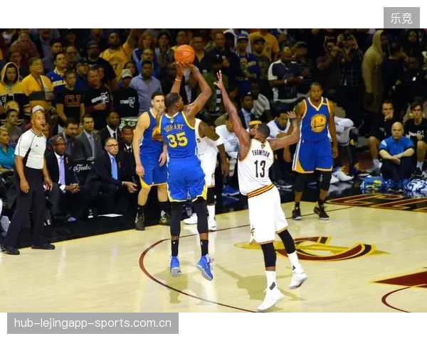 NBA勇士切入分球打开空间的进攻艺术